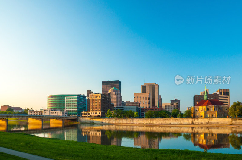 Dayton Skyline和River with Reflections at the Early Morning